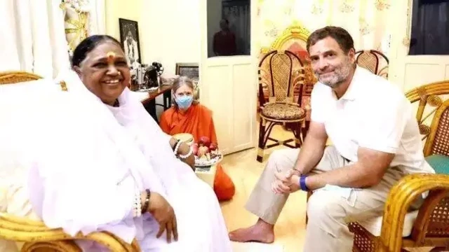 കോണ്‍ഗ്രസ് നേതാവ് രാഹുല്‍ ഗാന്ധി മാതാ അമൃതാനന്ദമയിയുമായി കൂടിക്കാഴ്ച നടത്തി.