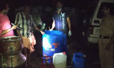 ഐസ് ബ്ലോക്കുകൾ ഉപയോഗിച്ച് ചാരായം വറ്റുന്നതിനിടയിൽ പ്രതി പിടിയിൽ