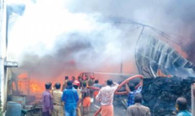 പറവൂര്‍ തത്തംപിള്ളിയില്‍ പ്ലാസ്റ്റി​ക് മാ​ലി​ന്യ​സം​സ്ക​ര​ണ യൂ​ണി​റ്റി​ല്‍ വ​ന്‍ അ​ഗ്നി​ബാ​ധ