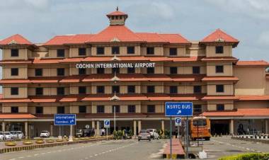 നാല് കിലോയില്‍ അധികം സ്വര്‍ണവുമായി അഞ്ച് പേര്‍ നെടുമ്ബാശേരിയില്‍ പിടിയില്‍