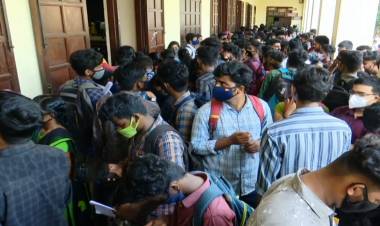 നിയന്ത്രണങ്ങള്‍ പാളി; കേരള സര്‍വകലാശാല സ്‌പോട്ട്‌ അഡ്‌മിഷന്‍ നിര്‍ത്തിവച്ചു