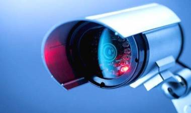 തൊട്ടടുത്തുള്ള വീട്ടിലെ നീക്കങ്ങളറിയാന്‍ സമീപവാസി സ്ഥാപിച്ചത് ഏഴു ക്യാമറകള്‍, സ്വകാര്യതയെ ബാധിക്കുന്നുവെന്ന പരാതിയുമായി വീട്ടമ്മ പൊലീസില്‍