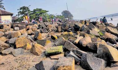 തിരക്കില്‍ വീര്‍പ്പുമുട്ടി ചെറായി ബീച്ച്‌: തുടര്‍ വികസനം അകലെ