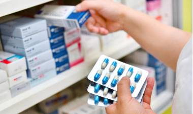 മെഡിക്കല്‍ കോളേജില്‍ ശസ്ത്രക്രിയക്കായി വാങ്ങിയ മയക്കുമരുന്ന് ആശുപത്രി ജീവനക്കാരി ഭര്‍ത്താവിനെ കൊണ്ട് മറിച്ചുവിറ്റു