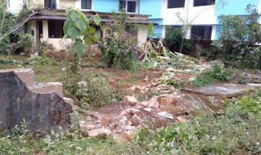 കാട്ടാനക്കൂട്ടം അങ്കണവാടിയുടെ ചുറ്റുമതില്‍ തകര്‍ത്തു