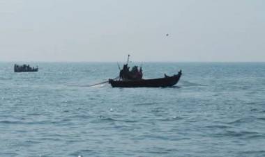 മുനമ്ബത്ത് വള്ളം മുങ്ങി കടലില്‍ അപകടത്തില്‍പ്പെട്ട മത്സ്യത്തൊഴിലാളികളെ രക്ഷപെടുത്തി; വള്ളത്തിലുണ്ടായിരുന്ന മത്സ്യബന്ധന ഉപകരണങ്ങള്‍ നഷ്ടമായി