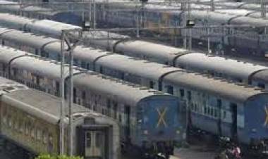 കൗണ്ടറില്‍ തിരക്ക് കൂടുതല്‍, ഓണ്‍ലൈനില്‍ അധിക തുകയും; ട്രെയിന്‍ യാത്ര ദുരിതം