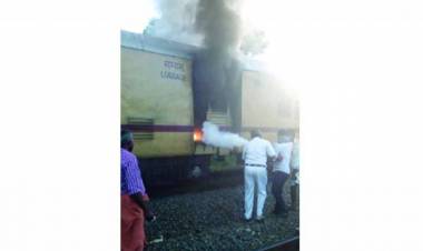 മലബാര്‍ എക്‌സ്പ്രസിന്റെ ലഗേജ്‌വാനില്‍ തീപിടിത്തം