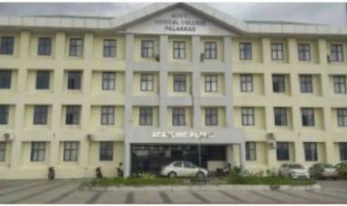 മന്ത്രിയുടെ അസൗകര്യത്തെ തുടര്‍ന്ന് പാലക്കാട് മെഡിക്കല്‍ കോളേജ് ഒപി ബ്ലോക്കിന്റെ ഉദ്ഘാടനം നീളുന്നു; പ്രതിഷേധവുമായി ചികിത്സാവകാശ സമിതി