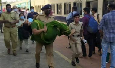 ട്രെയിനിൽ നെഞ്ചുവേദനയെത്തുടർന്ന് മരണത്തോട് മല്ലിട്ട മനുഷ്യജീവൻ കണ്ടപ്പോൾ റെയിൽവേ സുരക്ഷ സേനാംഗം ഓമനക്കുട്ടൻ ഒട്ടും പതറിയില്ല; കോവിഡ് സംശയത്തിൽ അൽപം മടിച്ചുനിന്നവരെ നോക്കുകുത്തിയാക്കി ആ മധ്യവയസ്കയെ വാരിയെടുത്ത് ഓടുകയായിരുന്നു