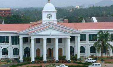 സെക്രട്ടേറിയറ്റില്‍ കടക്കണമെങ്കില്‍ ഇടനിലക്കാര്‍ വേണം; പ്രതിഷേധവുമായി ജനങ്ങള്‍