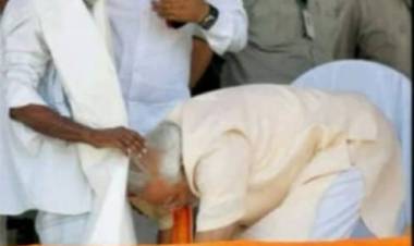 ലോകാരാധ്യനായ ഭാരതത്തിന്റെ പ്രധാനമന്ത്രി ശ്രീ മോദി ജി ഒരു വൃദ്ധന്റെ കാലിൽ തൊട്ട് നമസ്കരിക്കുന്ന ചിത്രം,,ആരാണ് ഇദ്ദേഹം? 