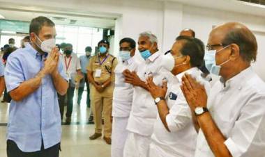 രാഹുല്‍ ഗാന്ധി കരിപ്പൂരില്‍; നേതാക്കളുമായി കൂടിക്കാഴ്ച നടത്തി