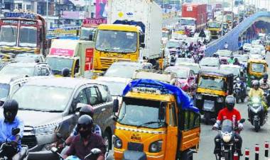 വൈറ്റിലയില്‍ ഗതാഗതം കീറാമുട്ടി; ക്ഷേത്രത്തിനു മുന്നില്‍ കുരുക്ക്‌'