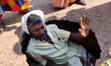 റോഡിലെ കുഴിയടയ്ക്കാത്തതില്‍ വേറിട്ട പ്രതിഷേധം നടത്തി നാട്ടുകാര്‍