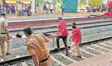 ട്രെയിന്‍ കിട്ടാനായി കയ്യും കാലും കുത്തി നിരങ്ങി ഓടി അതിഥിത്തൊഴിലാളി; സ്‌ട്രെച്ചറുമായി പാഞ്ഞെത്തി ട്രെയിനിലെത്തിച്ച്‌ പൊലീസുകാരും പോര്‍ട്ടര്‍മാരും