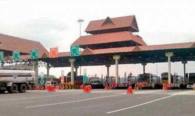 പാലിയേക്കര ടോള്‍ പ്ലാസയില്‍ അധികൃതരുടെ പിടിച്ചു പറി തുടര്‍ക്കഥയാകുന്നു; കാര്‍ യാത്രക്കാരിയില്‍ നിന്നും ബലമായി വാങ്ങിയത് 150 രൂപ; ഫാസ്ടാഗില്‍ നിന്നും പിരിച്ചെടുത്തത് 75 രൂപ