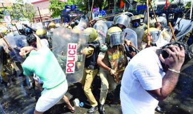 സെക്രട്ടേറിയറ്റിനു മുന്നില്‍ ഇന്നലെയും സംഘര്‍ഷം , ലാസ്‌റ്റ്‌ ഗ്രേഡ്‌ ഉദ്യോഗാര്‍ഥികള്‍ നിരാഹാരസമരം തുടങ്ങി