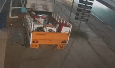 എത്തിയത് പിക്ക്‌അപ്പ് ലോറിയുമായി: ടൂവീലര്‍ ആക്സസറീസ് മോഷ്ടിച്ച കള്ളന്മാര്‍ സിസിടിവിയില്‍ കുടുങ്ങി