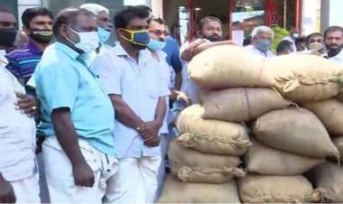 നെല്‍കര്‍ഷകര്‍ രാപ്പകല്‍ സമരം തുടങ്ങി, ടണ്‍ കണക്കിന് നെല്ല് പാടശേഖരത്ത് കിടന്ന് നശിക്കുന്നു, പ്രതിസന്ധിക്ക് കാരണം മില്ല് ഉടമകളുടെ കടുംപിടുത്തം