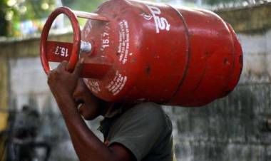ബുക്കിംഗ് വ്യവസ്ഥ പരിഷ്‌കരിക്കുന്നു; പാചക വാതക സിലിണ്ടര്‍ ഒരേസമയം മൂന്ന് ഏജന്‍സികളില്‍ നിന്ന് ബുക്ക് ചെയ്യാം, സര്‍വീസ് ചാര്‍ജ് ഈടാക്കരുത്