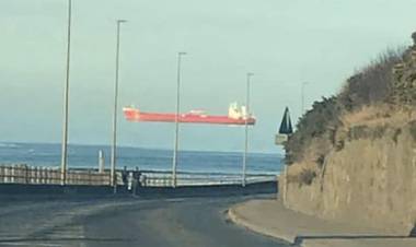 ആ​കാ​ശ​ത്തു​കൂ​ടെ പോ​കു​ന്ന ക​പ്പ​ല്‍! അ​ന്തം​വി​ട്ട് സോ​ഷ്യ​ല്‍ മീ​ഡി​യ