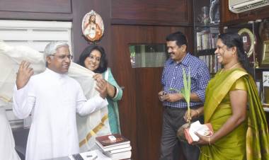 ഫാദർ ജേക്കബ്ബ് പാലക്കാപ്പിളളിയെ, വി സജിനിയും സംഘവും സന്ദർശിച്ചു.