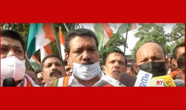 നടൻ ജോജു ജോർജിന്റെ കാർ തകർത്ത കേസിൽ പ്രതികളായ ആറ് കോൺഗ്രസ് നേതാക്കൾ പൊലീസ് സ്റ്റേഷനിലെത്തി കീഴടങ്ങി