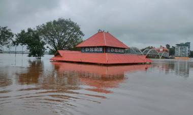 കനത്ത മഴയില്‍ ആലുവ ശിവക്ഷേത്രം മുങ്ങി ; പെരിയാറിലെ ജലനിരപ്പുയര്‍ന്നു