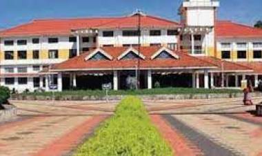 പതിനൊന്ന് ബിഎഡ് പഠനകേന്ദ്രങ്ങളില്‍ കോഴ്‌സ് നടത്തിപ്പിന് അനുമതി തേടിയാണ് കാലിക്കറ്റ് യൂണിവേഴ്‌സിറ്റി കോടതിയെ സമീപിക്കുന്നു