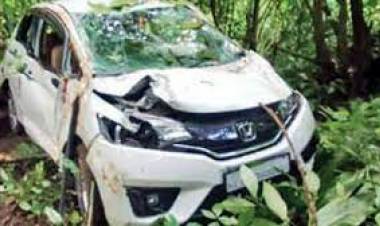 തകര്‍ന്നുകിടക്കുന്ന റോഡില്‍ നിയന്ത്രണംവിട്ട കാര്‍ 50 അടി താഴ്ചയുള്ള കൊക്കയിലേക്ക് മറിഞ്ഞു; സിനിമ- സീരിയല്‍ താരമടക്കം 2 യുവതികള്‍ രക്ഷപ്പെട്ടത് അത്ഭുതകരമായി