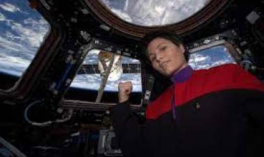 എഴുപത്തഞ്ചാം സ്വാതന്ത്ര്യദിനം: ഇന്ത്യയ്ക്ക് ബഹിരാകാശത്തില്‍ നിന്നും സമാന്ത ക്രിസ്റ്റോഫോറെറ്റിയുടെ വ്യത്യസ്തമായ ആശംസ