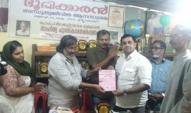2022-ലെ ഭൂമിക്കാരന്‍ കവിതാ പുരസ്‌കാരം സാബു.കെ.വി.എസ് കവി കുരീപ്പുഴ ശ്രീകുമാറില്‍ നിന്നും സ്വീകരിച്ചു