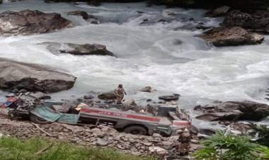 ജമ്മുകാശ്മീരില്‍ ബസ് നദിയിലേയ്ക്ക് മറിഞ്ഞ് ആറ് സൈനികര്‍ മരിച്ചു; 30പേര്‍ക്ക് ഗുരുതര പരിക്ക്