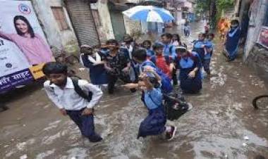 കനത്ത മഴയിലെ വെള്ളക്കെട്ടില്‍ ബംഗളൂരു നഗരം ; വൈദ്യുതി ലൈനുകള്‍ പൊട്ടി വീണു ; ദുരിതത്തിലായി ജനങ്ങള്‍