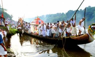 തിരുവോണ സദ്യക്കുള്ള വിഭവങ്ങളുമായി തിരുവോണത്തോണി ആറന്മുള ക്ഷേത്രത്തില്‍ എത്തി