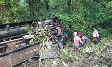 കെ എസ് ആര് ടി സി ബസ് ടയര് പൊട്ടി, മറിഞ്ഞു: ഒരു മരണം
