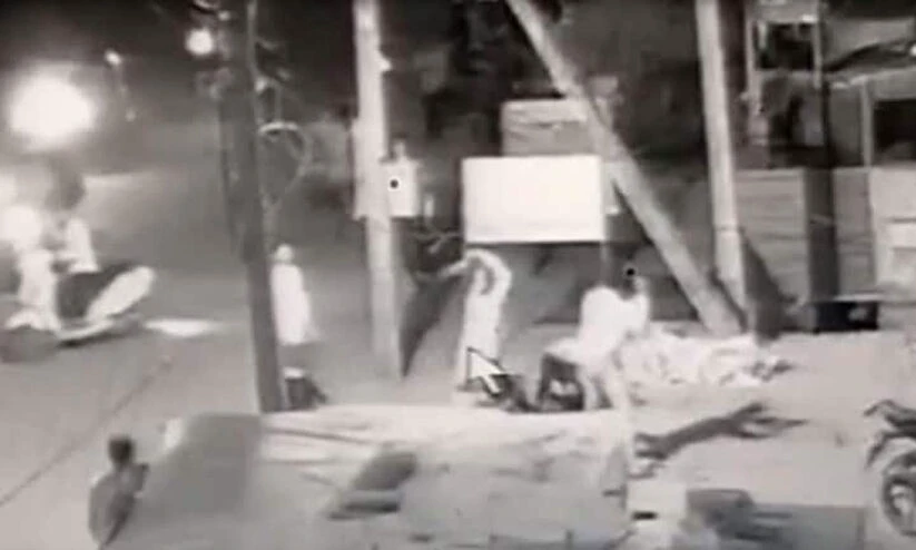 മനുഷ്യ ജീവന് 9000 രൂപയുടെ വിലയുള്ളു ; 9000 തിരിച്ച് നല്‍കിയില്ല യുവാവിനെ നടുറോഡില്‍ കുത്തികൊലപ്പെടുത്തി