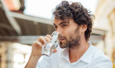 തീവണ്ടികളിൽ കുടിവെള്ളം നല്കാതെ പാൻട്രി വിഭാഗവും ,റെയിൽവേയും,