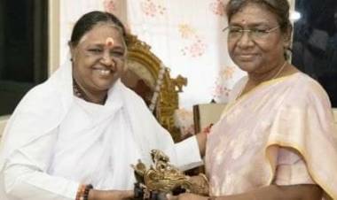 രാജ്യത്തിൻ്റെ പ്രഥമ വനിതയും വിശ്വ മാതാവും വള്ളിക്കാവിലെ ആശ്രമത്തിൽ