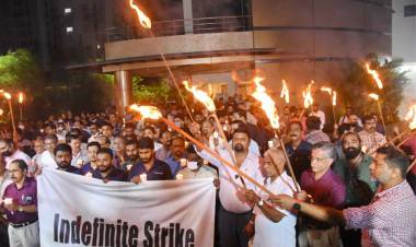 ഡോ.വന്ദനയുടെ കൊലപാതകം: സര്‍ക്കാരിനെതിരെ പ്രതിഷേധവുമായി മെഡിക്കല്‍ സംഘടനകള്‍;പന്തം കൊളുത്തി പ്രകടനം നടത്തി