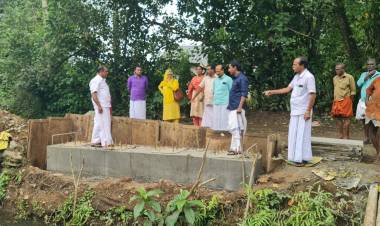 കരുമാല്ലൂർ പഞ്ചായത്തിലെ  ഇടനിലം തോടിനു കുറുകെ ഭൂമാഫിയ അനിധികൃ ത പാലം നിർമിക്കുന്നതിൽ 25 ലക്ഷത്തി  അഴിമതിയെന്ന് ആരോപണം.  പഞ്ചായ ത്തു പ്രസിഡന്റും സംശയ നിഴലിൽ.