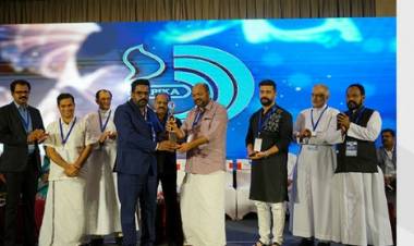 മന്ത്രിമാരെ കൊണ്ട് പുരസ്കാര സമർപ്പണം നടത്തി. തടിച്ചുകൊഴുക്കുന്ന ചില മാധ്യമങ്ങളും സംഘടനകളും വ്യാപകമാകുന്നു