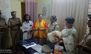 വനിത ദിനത്തിൽ, വനിതാ പൊലീസ് ഒഫീസറെ ആദരിച്ച്, വോയ്സ് ഓഫ് വേൾഡ് ഫൗണ്ടേഷൻ