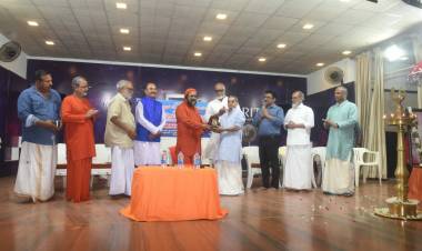 ഇട മണ്ണേൽ വി.സുഗുണാ നന്ദൻ സ്മാരക കഥകളി പുരസ്ക്കാരം ഫാക്ട് പത്മനാഭന് നൽകി.