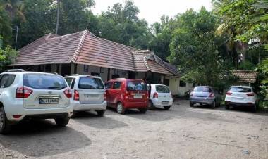 സ്വാമി വൈദ്യ ഗുരുകുലത്തിൻ്റെ ആയുർവേദ മരുന്നുകളിൽ ഇംഗ്ലിഷ് മരുന്നുകളും ചേർത്ത് ഡോ: അഭിലാഷ് രോഗികളെ വഞ്ചിക്കുന്നതായി ആരോപണം