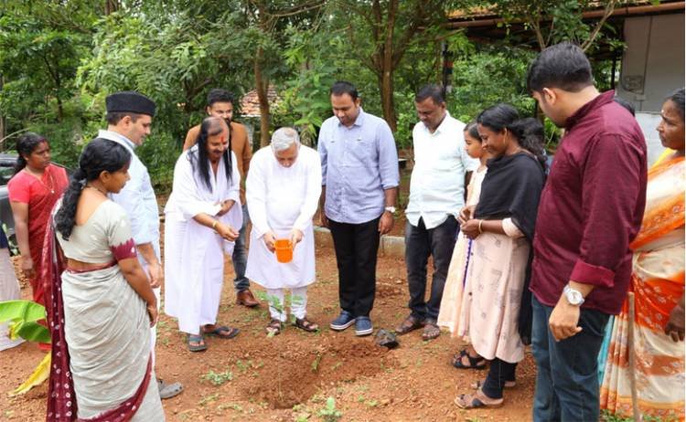 മുൻ കേന്ദ്ര മന്ത്രി മണിശങ്കർ അയ്യരും മുനവ്വറലി തങ്ങളും ആര്യമഹർഷിയെ സന്ദർശിച്ചു