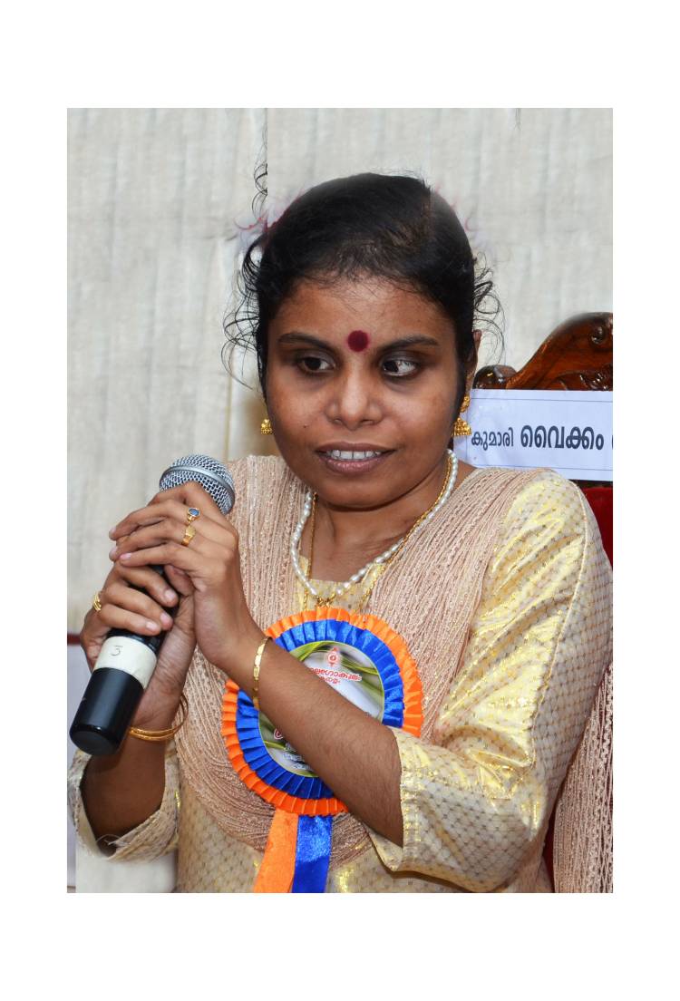 പ്രിയ ഗായികയായ വൈക്കം വിജയലക്ഷ്മിയ്ക്ക് തിരിച്ചു കിട്ടുമെന്ന സന്തോഷ വാര്‍ത്ത പങ്കുവവെച്ച്  കുടുംബം