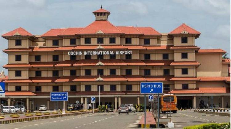 നാല് കിലോയില്‍ അധികം സ്വര്‍ണവുമായി അഞ്ച് പേര്‍ നെടുമ്ബാശേരിയില്‍ പിടിയില്‍