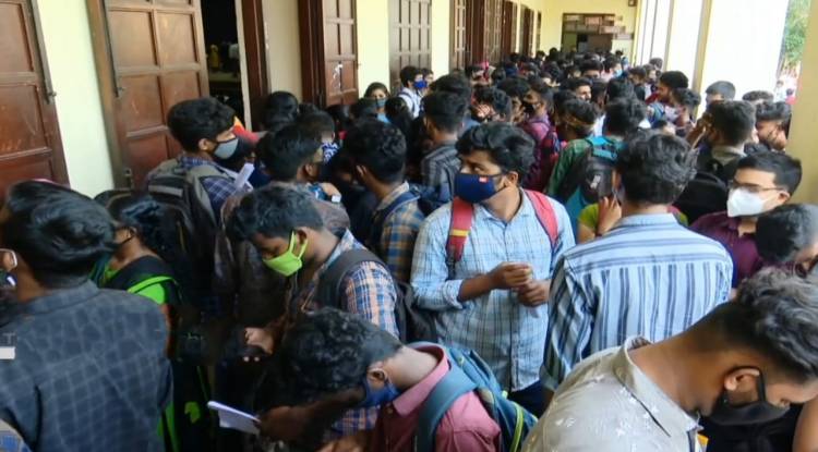 നിയന്ത്രണങ്ങള്‍ പാളി; കേരള സര്‍വകലാശാല സ്‌പോട്ട്‌ അഡ്‌മിഷന്‍ നിര്‍ത്തിവച്ചു